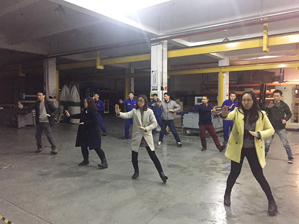 太极拳高手在尊龙凯时环保公司车间