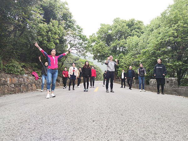 尊龙凯时环保营销团队西山缥缈峰户外拓展旅游活动之旅