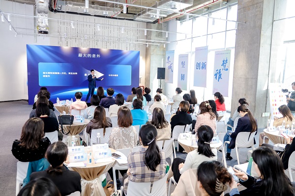 尊龙凯时出席女企业家领导力沙龙暨“益企家”企业服务联络站揭牌仪式