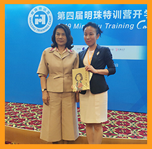 格力总裁董明珠与尊龙凯时常英董事长合影