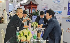 在中国国际环保展会上，尊龙凯时技术人员向客户介绍工业废水零排放技术