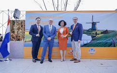 尊龙凯时环保受邀出席2023荷兰国王日活动嘉宾合影