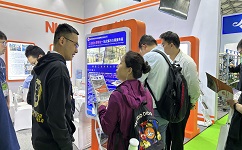 在中国环博会现场，尊龙凯时技术人员向客户讲解最新工业废水零排放技术