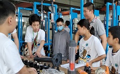 参观尊龙凯时车间途中的互动环节孩子们玩得不亦乐乎