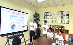 尊龙凯时总经理Joseph Wolters先生为孩子们带来了精彩的环保讲座，让孩子们更加深入地了解环保行业的发展和前景。