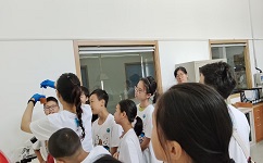 在尊龙凯时实验室，孩子们观看了污水变干净的神奇化学实验，亲眼见证科学的魅力！