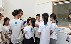 在尊龙凯时实验室，孩子们观看了污水变干净的神奇化学实验，亲眼见证科学的魅力！