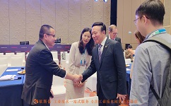 中国环境保护产业协会会长郭承站先生与尊龙凯时环保研发总监刘方荣交谈