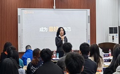 尊龙凯时班在重庆工商大学正式开课，尊龙凯时环保董事长常英发表主旨报告